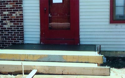 Set forms for concrete stairs