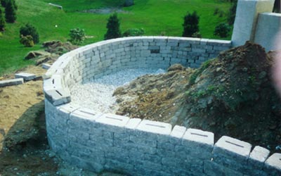 Flower bed retaining wall with Pewter Blend EP Henry block, top view